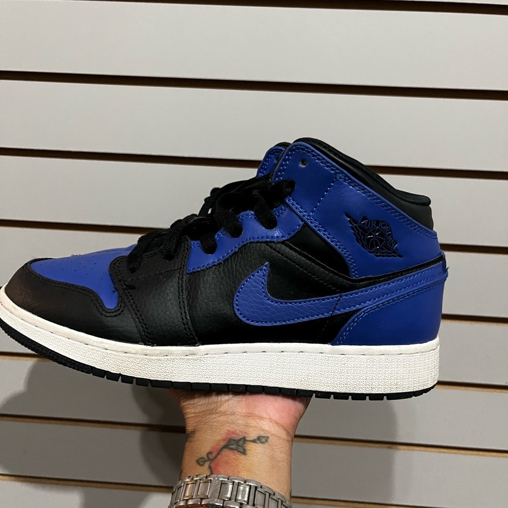 Air Jordan 1 Mid (GS) size 5.5 youth color black/ hyper royal -white
